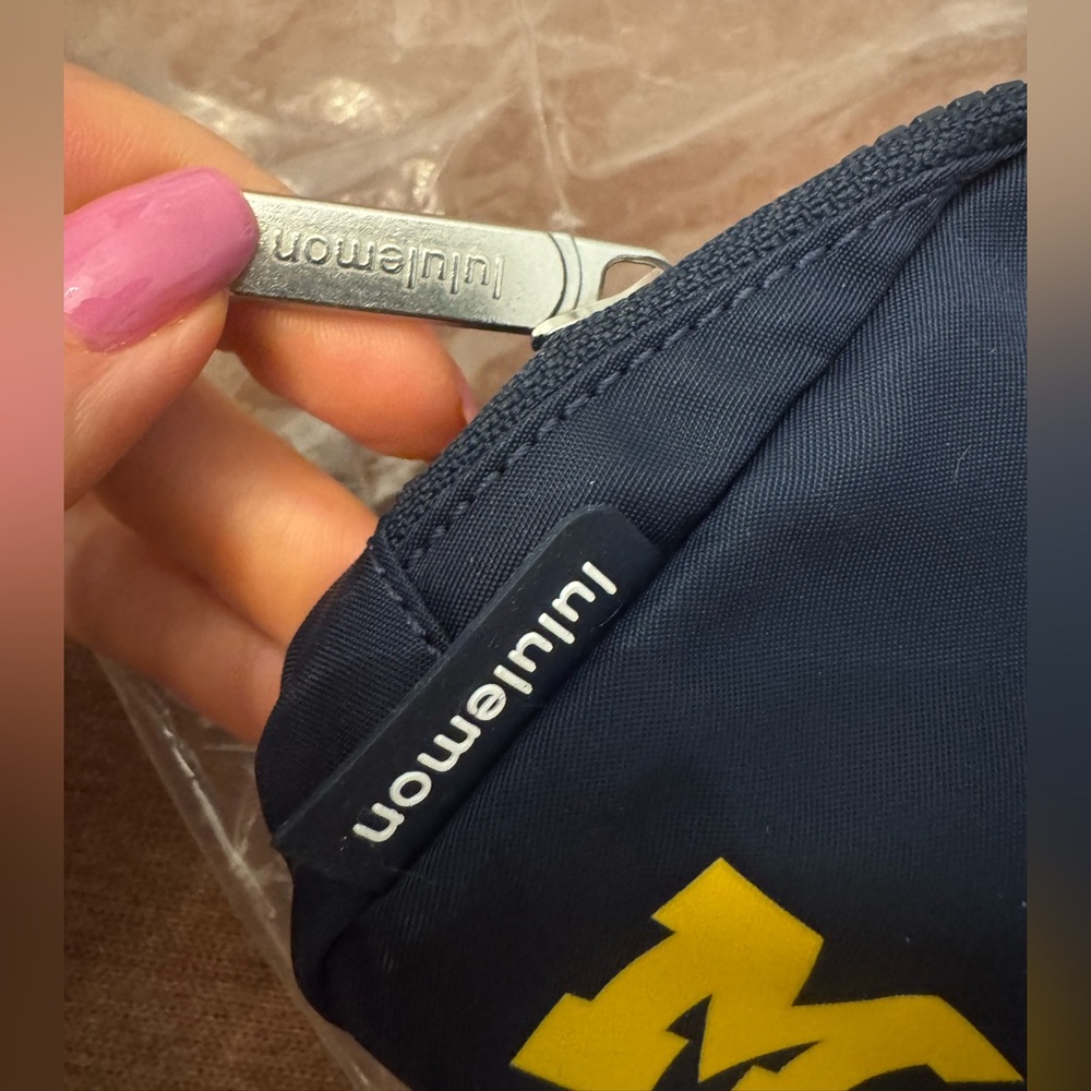 NWT RARE!! University of Michigan x Lululemon Everywhere Belt Bag! - Picture 4 of 8